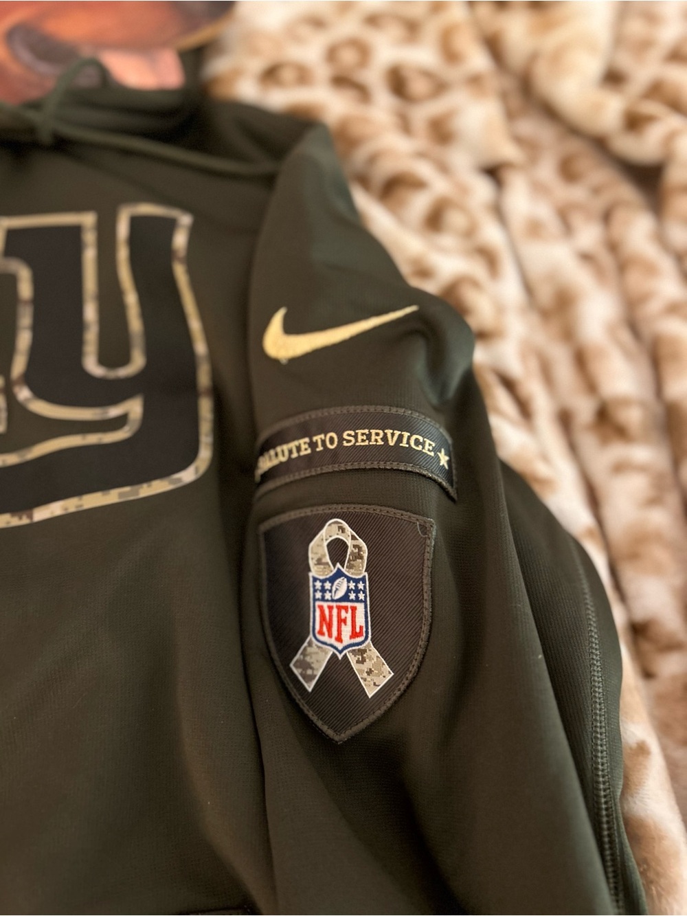 (NWOT) limited edition new york giants time to salute hoodie!🧸 - Picture 3 of 6